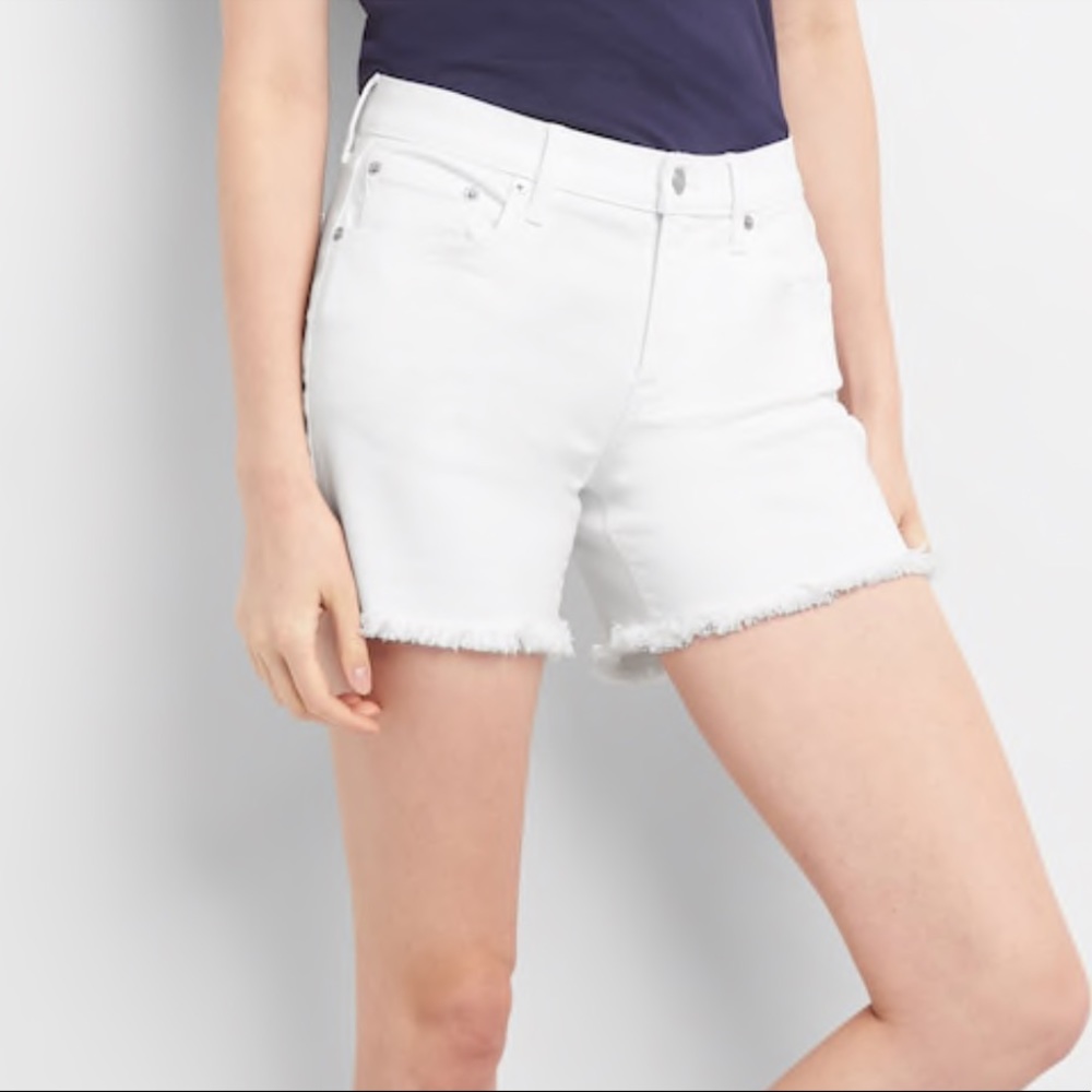 🐚Gap 5” White Fray Hem Shorts🐚